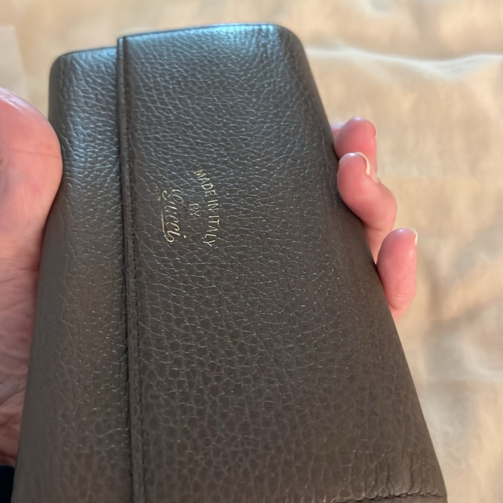 GUCCI. CLASSIC. Fits a Apple iPhone perfectly!!! Euc. - Picture 2 of 14